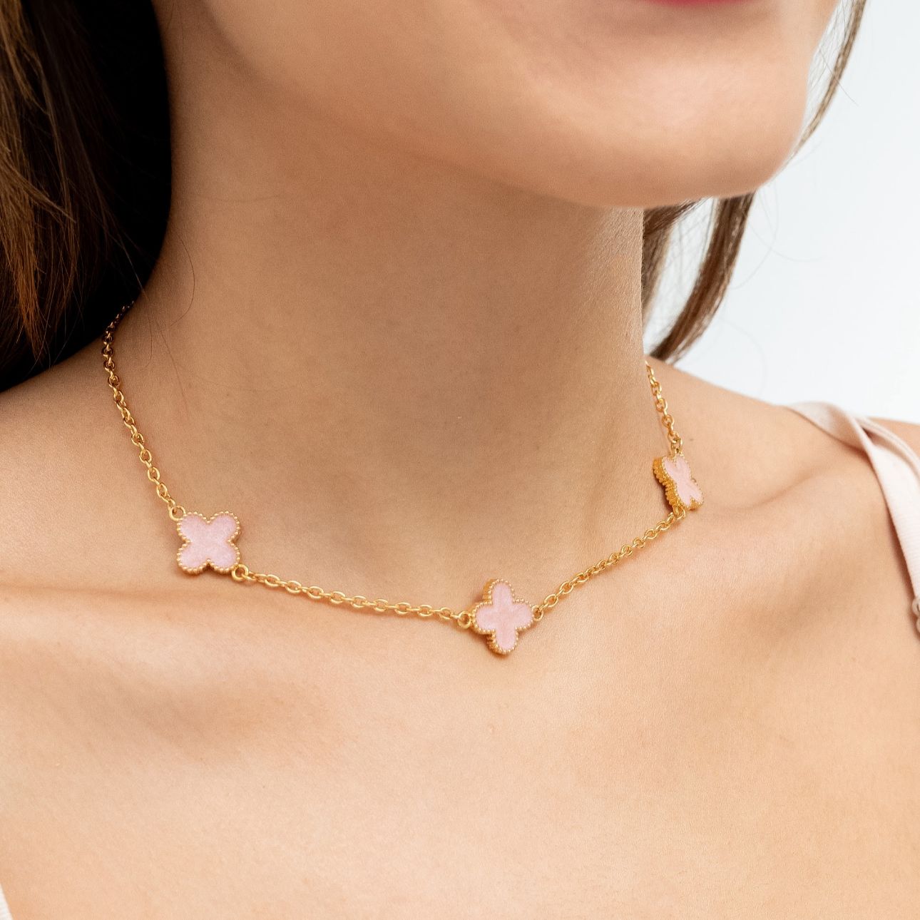 CHOKER 3 TREVO RESINADO ROSA PEROLADO