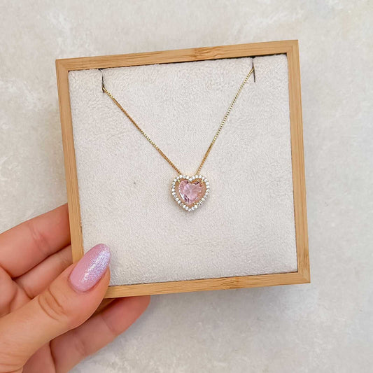 COLAR CORAÇÃO CRAVEJADO MICROZIRCÔNIA PEDRA CENTRAL ROSA