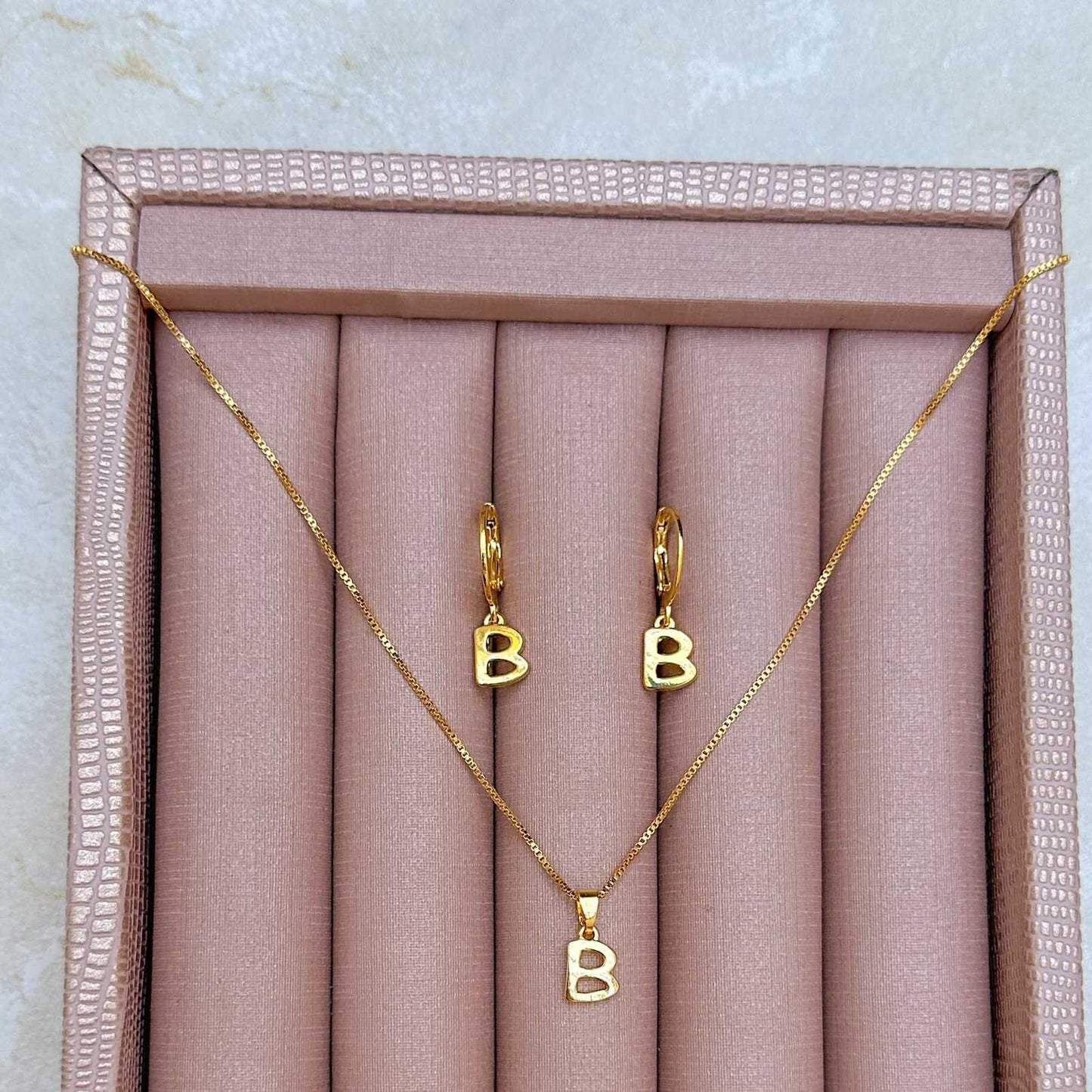 CONJUNTO PERSONALIZADO MINI LETRA BRINCO + COLAR - consultar letras via whatsapp